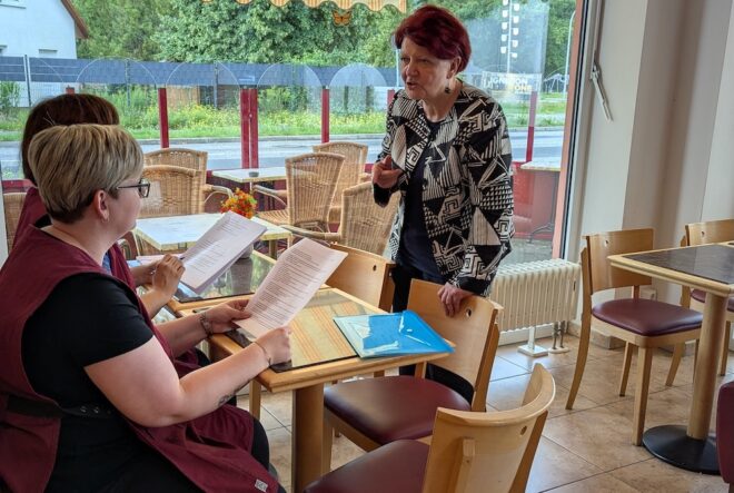 Debby und Saskia Verkaufen mit Produktwissen-Traininseinheit